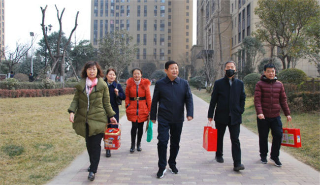公司黨政工領 導親切看望慰問老干部、老同志和困難勞模、困難員工